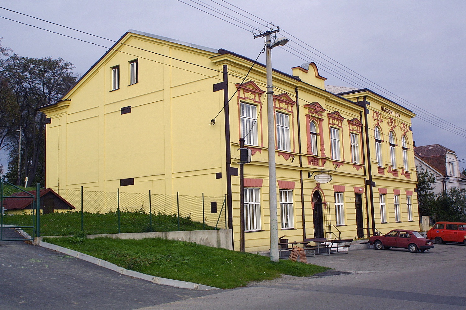 Národní dům v Doubravě (čp. 462) po rekonstrukci v roce 2001.