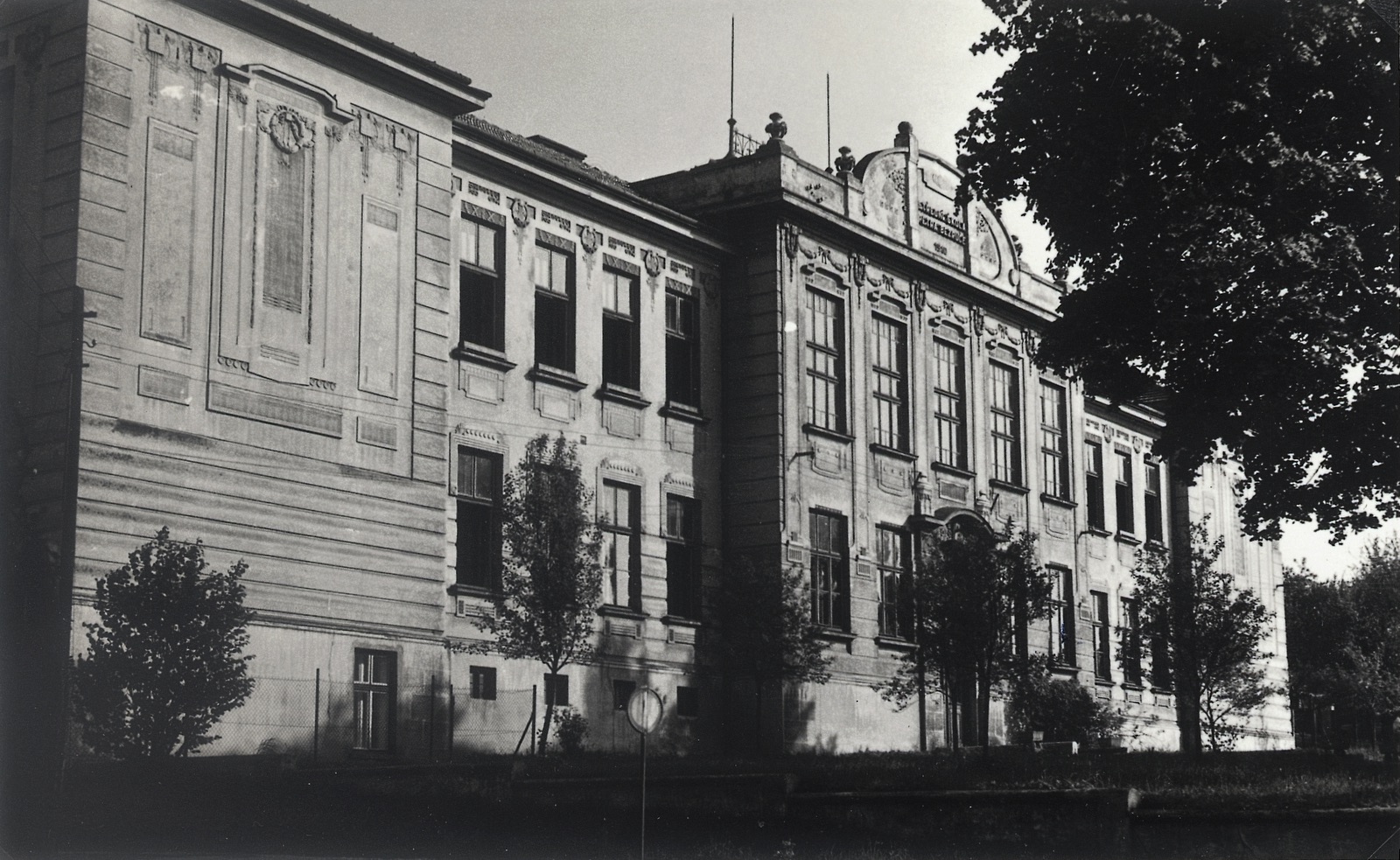 Měšťanská škola v Doubravě čp. 546 (Střední škola Petra Bezruče), postavená v roce 1910.