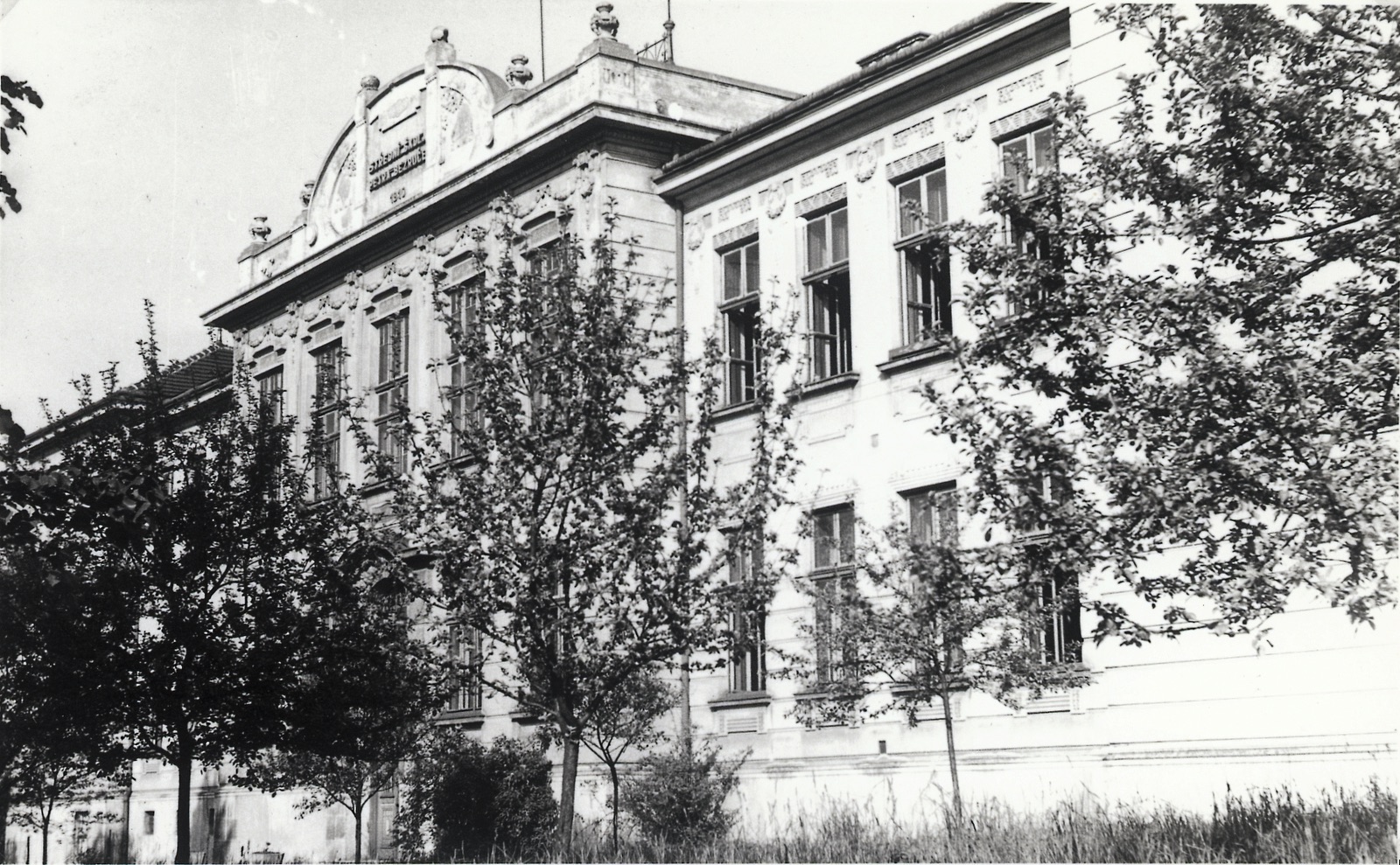 Měšťanská škola v Doubravě čp. 546 (Střední škola Petra Bezruče), postavená v roce 1910.