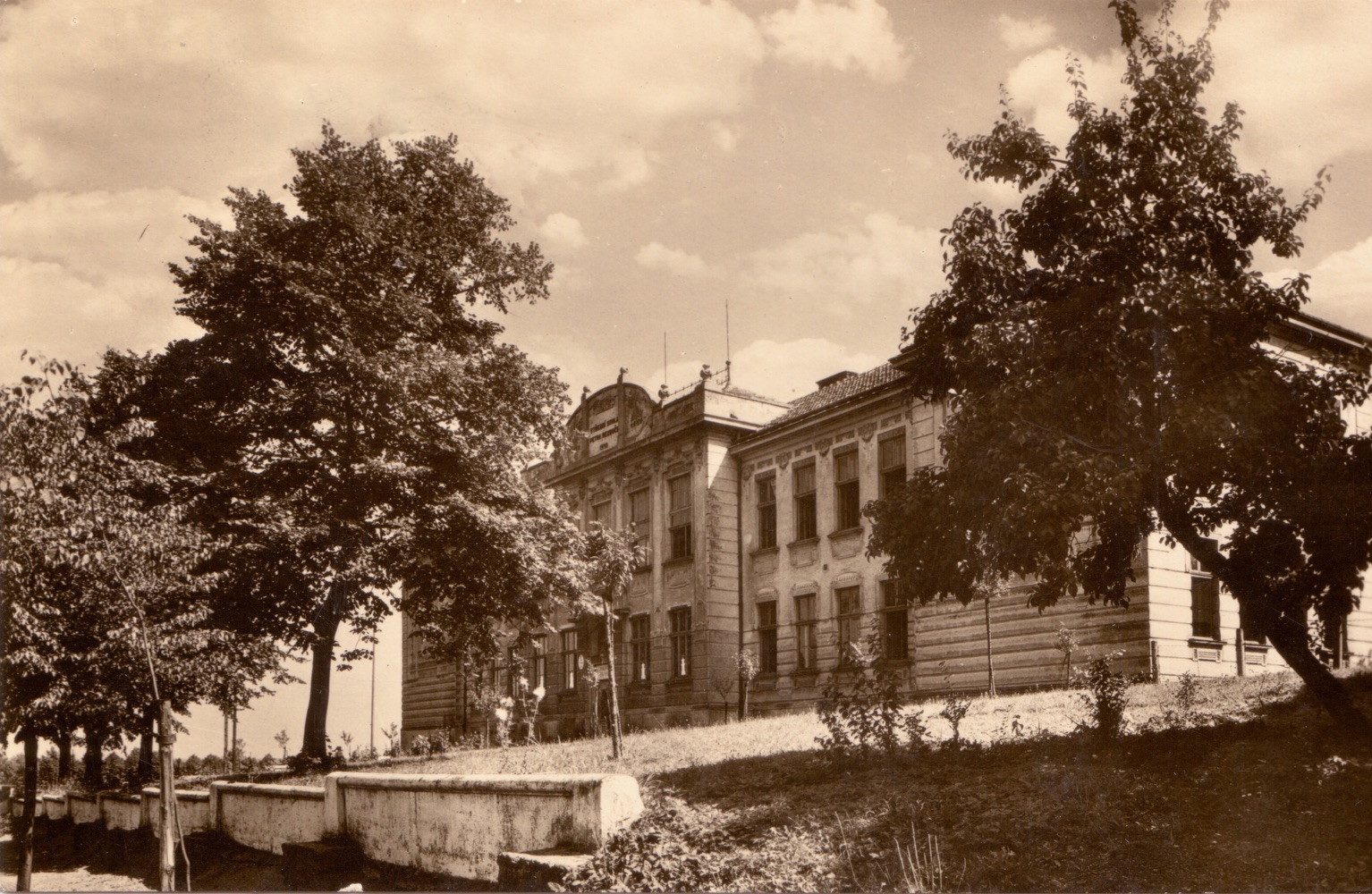 Měšťanská škola v Doubravě čp. 546 (Střední škola Petra Bezruče), postavená v roce 1910.