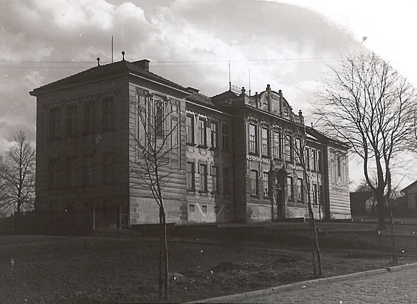 Měšťanská škola (Petra Bezruče) v Doubravě čp. 546, postavená v roce 1910.