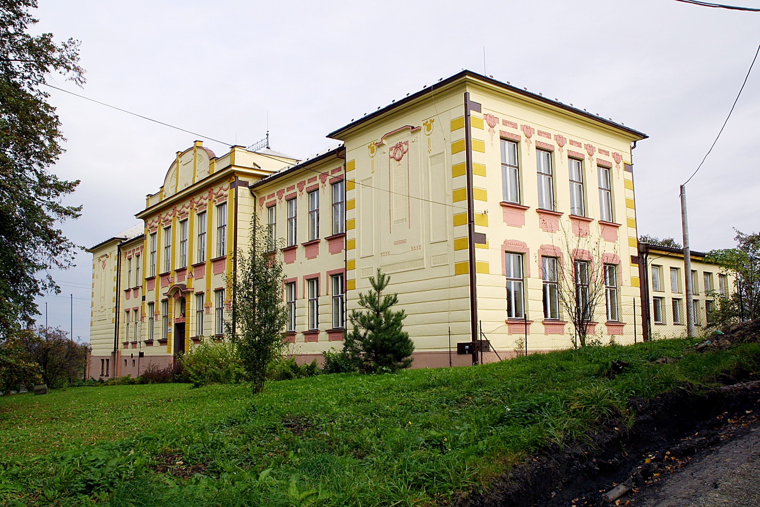 Původně Měšťanská škola v Doubravě (čp. 546) po rekonstrukci v roce 2001.