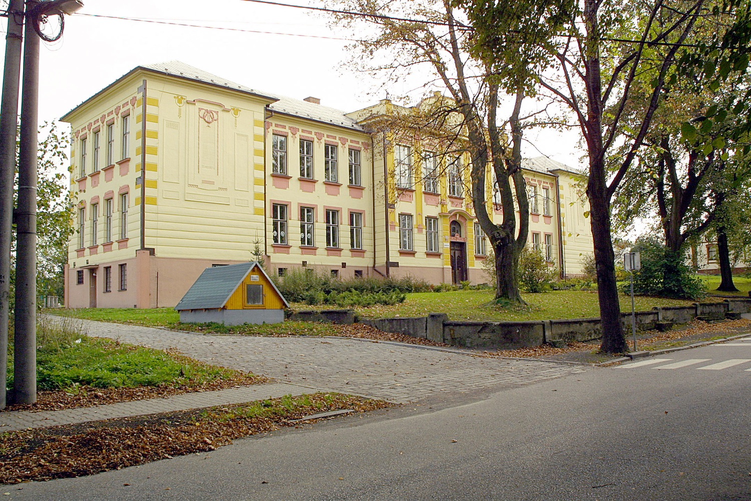 Původně Měšťanská škola v Doubravě (čp. 546) po rekonstrukci v roce 2001.