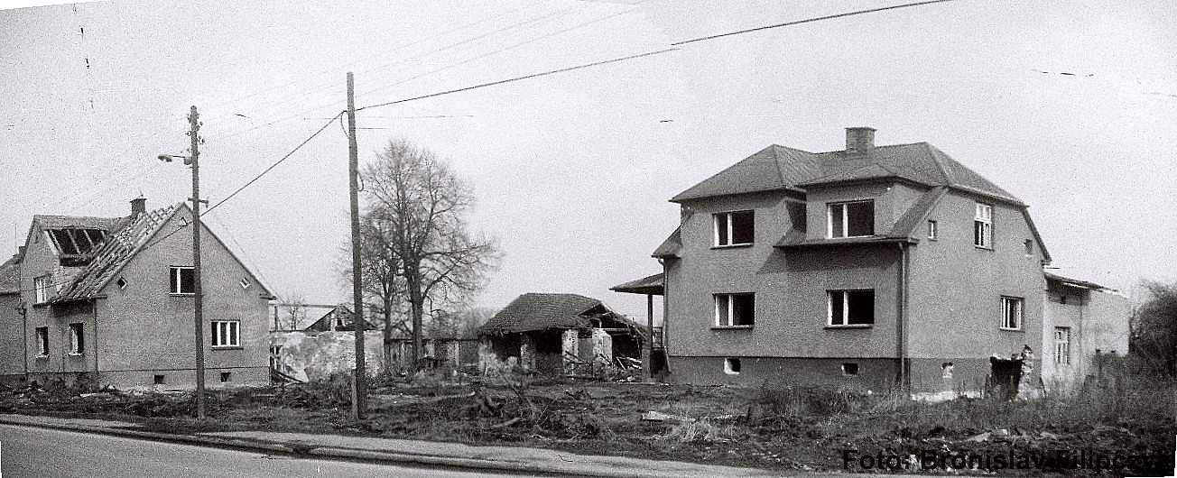 Vpravo dům čp. 9, vlevo dům čp. 10 (se svolením autora fotografie p. Bronislava Filipczyka, ze soukromé sbírky)