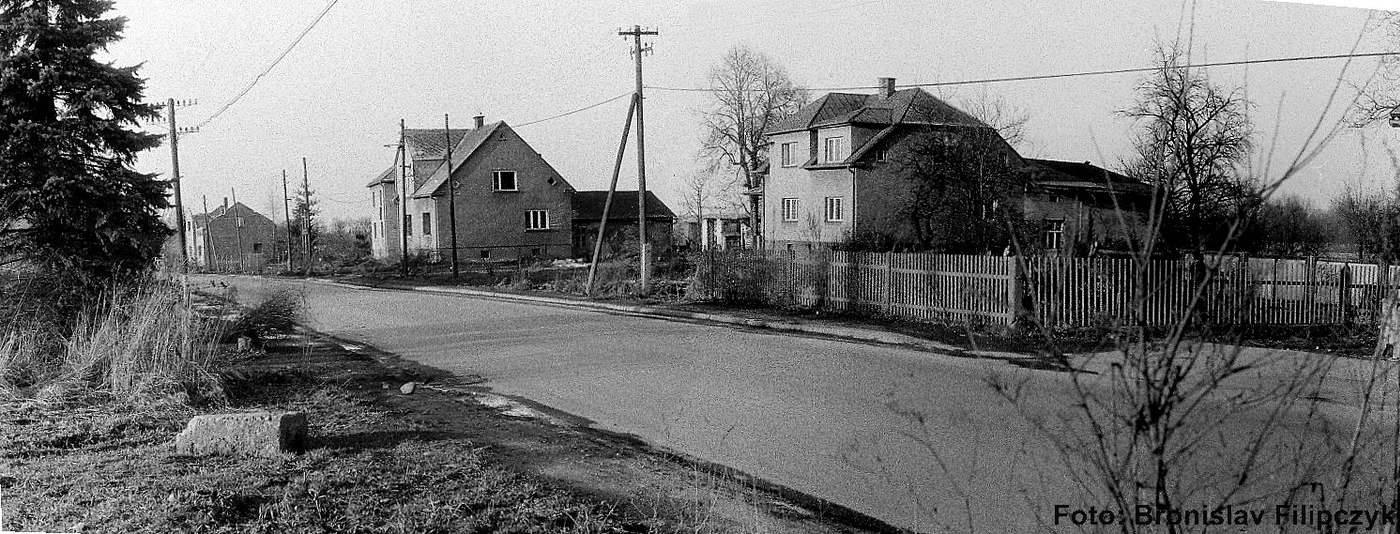 Vpravo dům čp. 9, za ním domy čp. 10 a čp. 11 (se svolením autora fotografie p. Bronislava Filipczyka, ze soukromé sbírky)