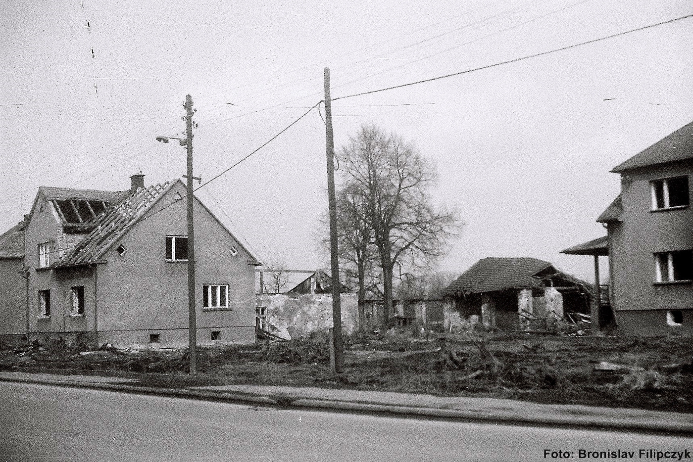 Vlevo dům čp. 10 (poslední obyvatelé: Siuda V.), vpravo část domu čp. 9 (se svolením autora fotografie p. Bronislava Filipczyka, ze soukromé sbírky)