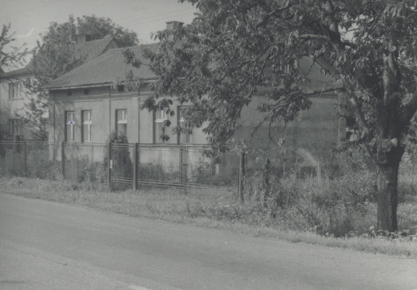 Dům čp. 104 (posl. obyvatelé: Owczarzy J., Prachovská A.) na snímku z roku 1986
