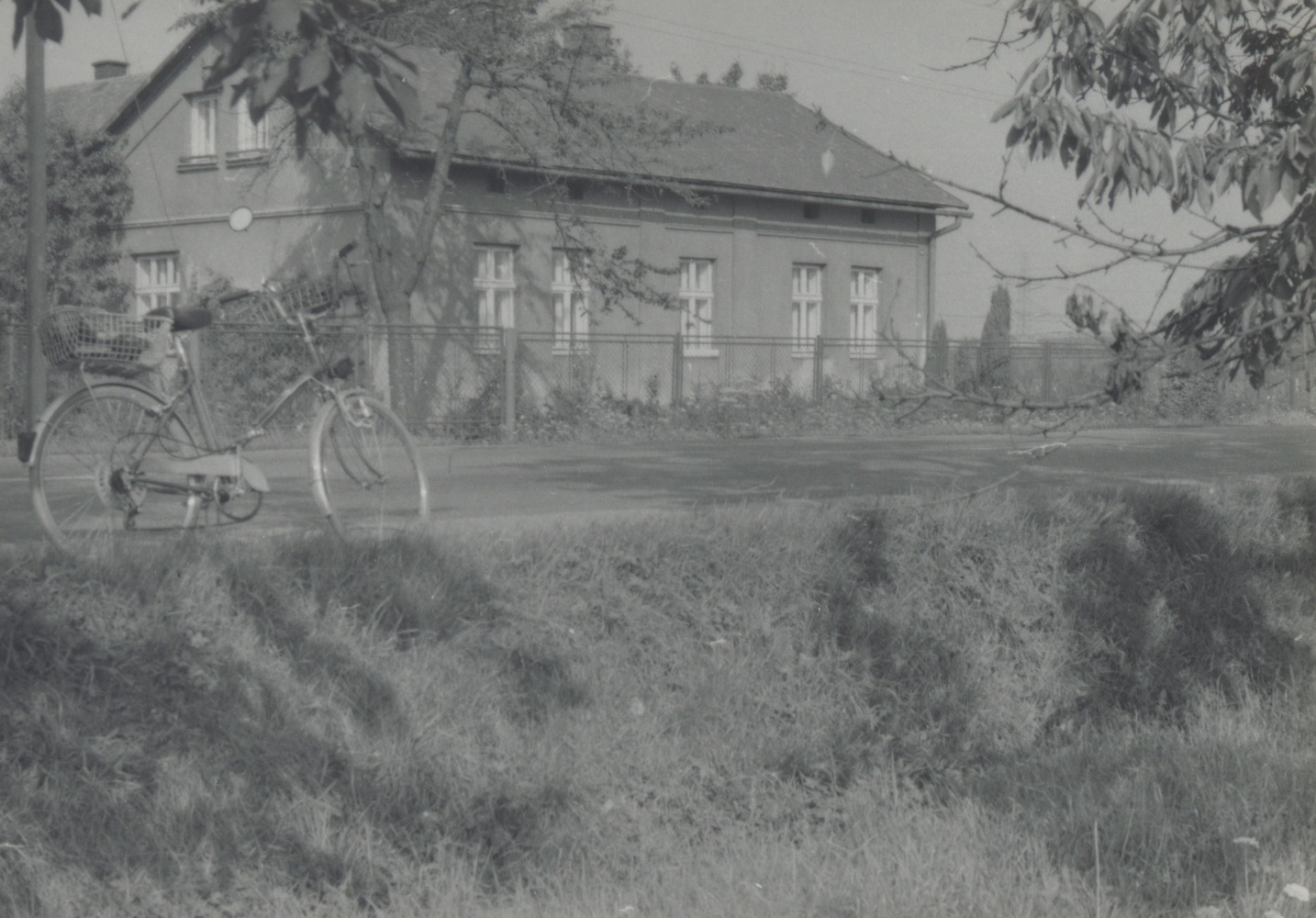 Dům čp. 104 (posl. obyvatelé: Owczarzy J., Prachovská A.) na snímku z roku 1986