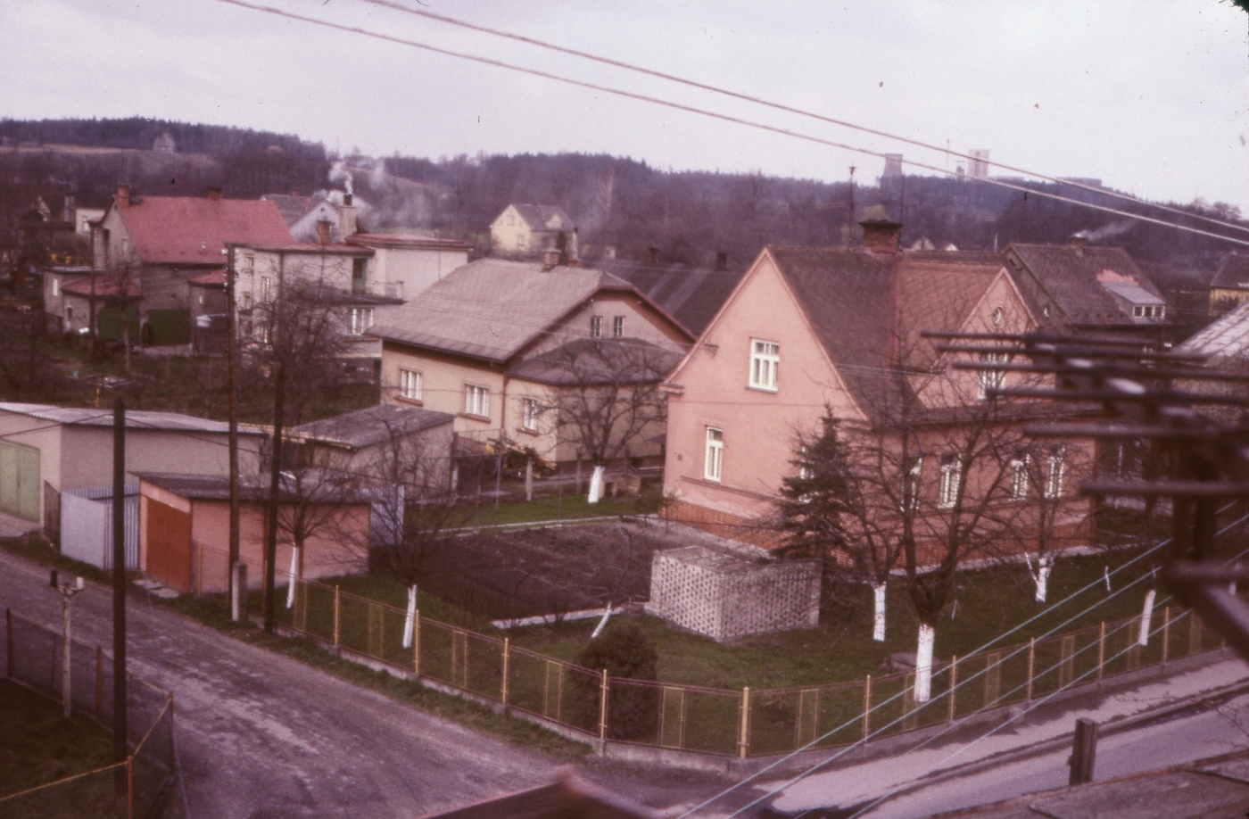 Růžový dům v popředí: čp. 108 (poslední obyvatelé: Harašta M., Jón F.), za ním v řadě domy čp. 5, čp. 418 a čp. 223 (se svolením autora p. Bronislava Filipczyka, ze soukromé sbírky)