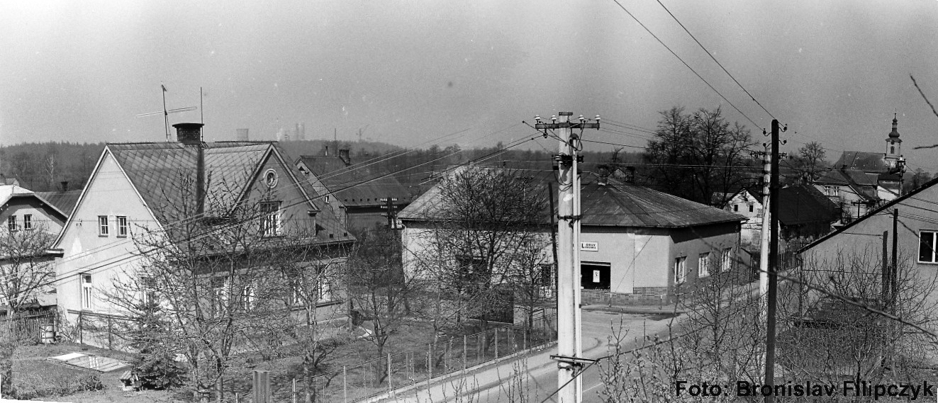 Vlevo dům čp. 108 - poslední obyvatelé: Harašta M., Jón F. (se svolením autora p. Bronislava Filipczyka, ze soukromé sbírky)