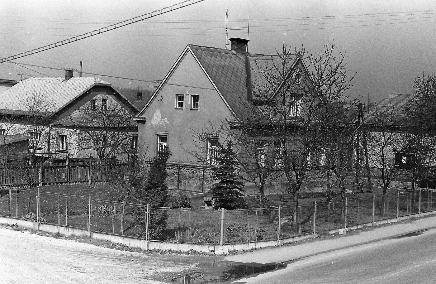Dům v popředí čp. 108 - poslední obyvatelé: Harašta M., Jón F. (se svolením autora p. Bronislava Filipczyka, ze soukromé sbírky)