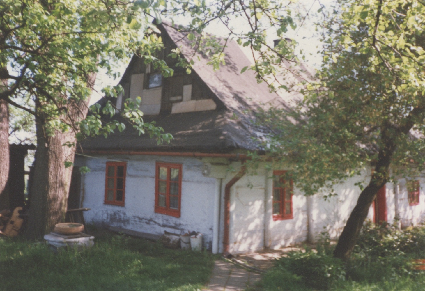 Dům čp. 109 (poslední obyvatelé: Kwiczala E.) na snímku z roku 2001