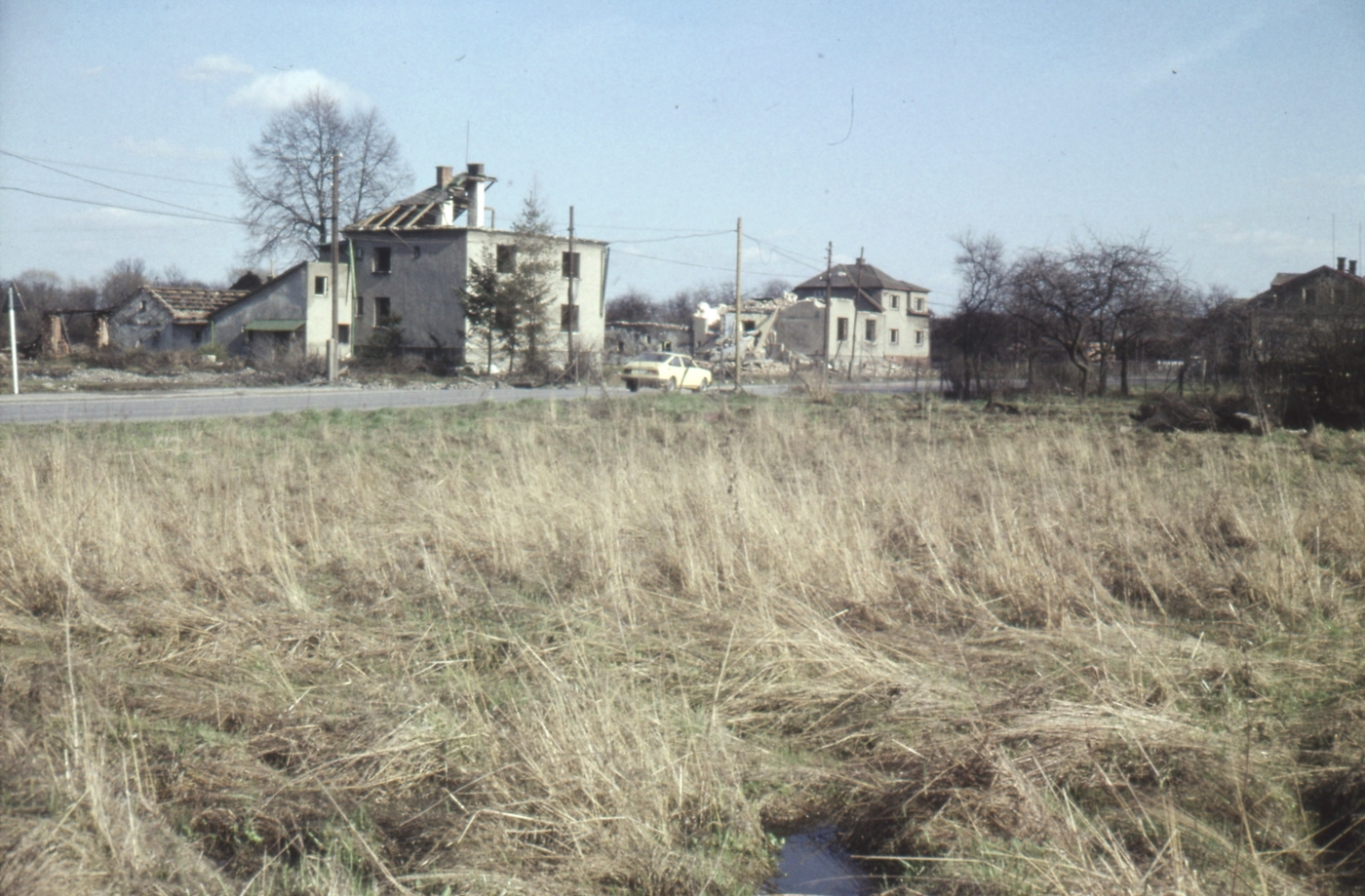Vlevo pozůstatky domu čp. 11 (poslední obyvatelé: Sliwka J.), vpravo pak trosky domu čp. 10 a za ním dům čp. 9 (se svolením autora fotografie p. Bronislava Filipczyka, ze soukromé sbírky)