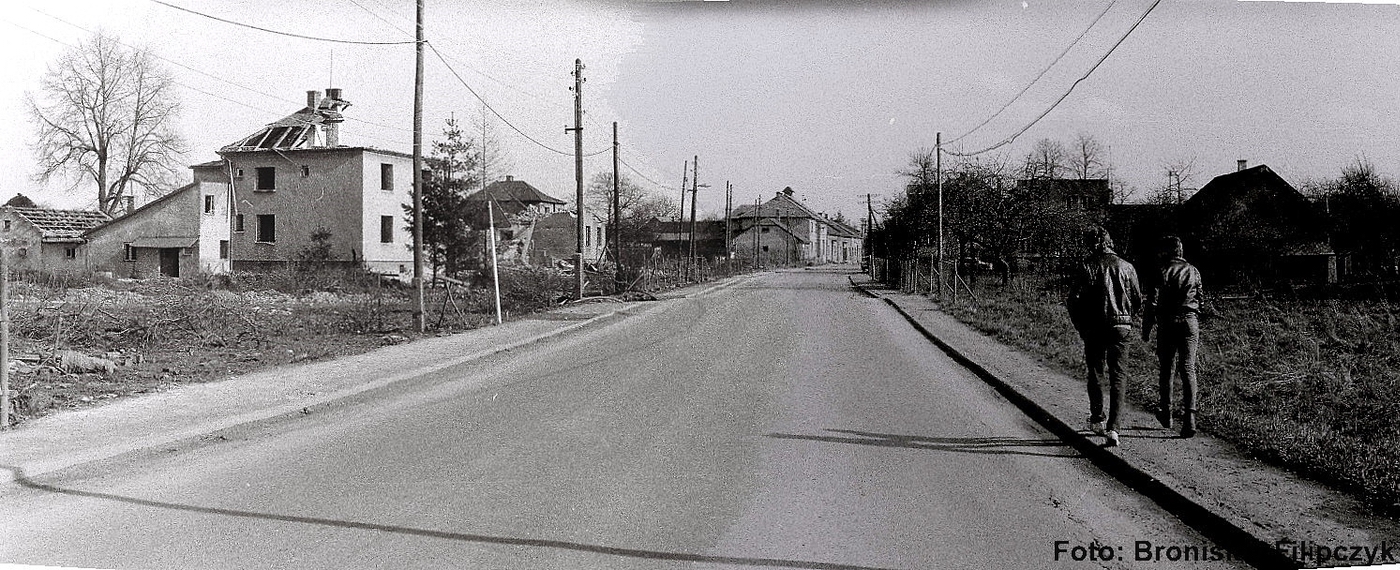 Vlevo pozůstatky domu čp. 11 (poslední obyvatelé: Sliwka J.), za ním pak trosky domu čp. 10 (se svolením autora fotografie p. Bronislava Filipczyka, ze soukromé sbírky)
