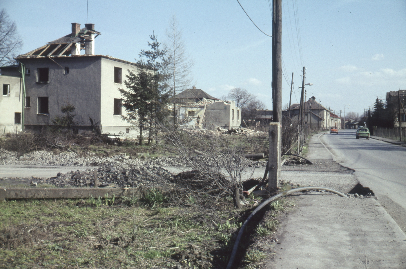 Vlevo pozůstatky domu čp. 11 (poslední obyvatelé: Sliwka J.), za ním trosky domu čp. 10 (se svolením autora fotografie p. Bronislava Filipczyka, ze soukromé sbírky)