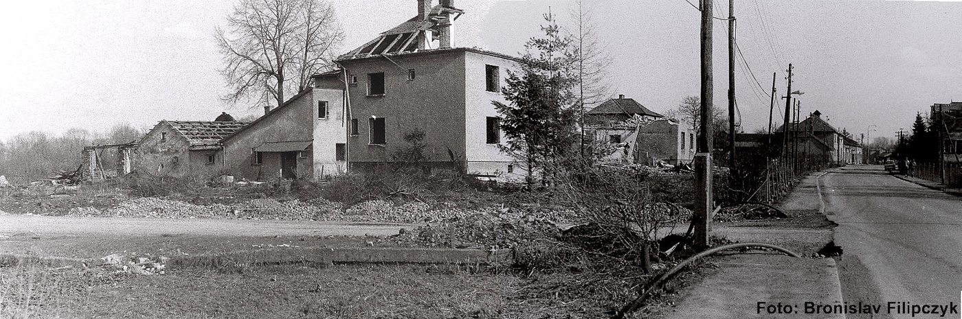 Vlevo pozůstatky domu čp. 11 (poslední obyvatelé: Sliwka J.), vpravo pak trosky domu čp. 10 a za ním střecha domu čp. 9 (se svolením autora fotografie p. Bronislava Filipczyka, ze soukromé sbírky)