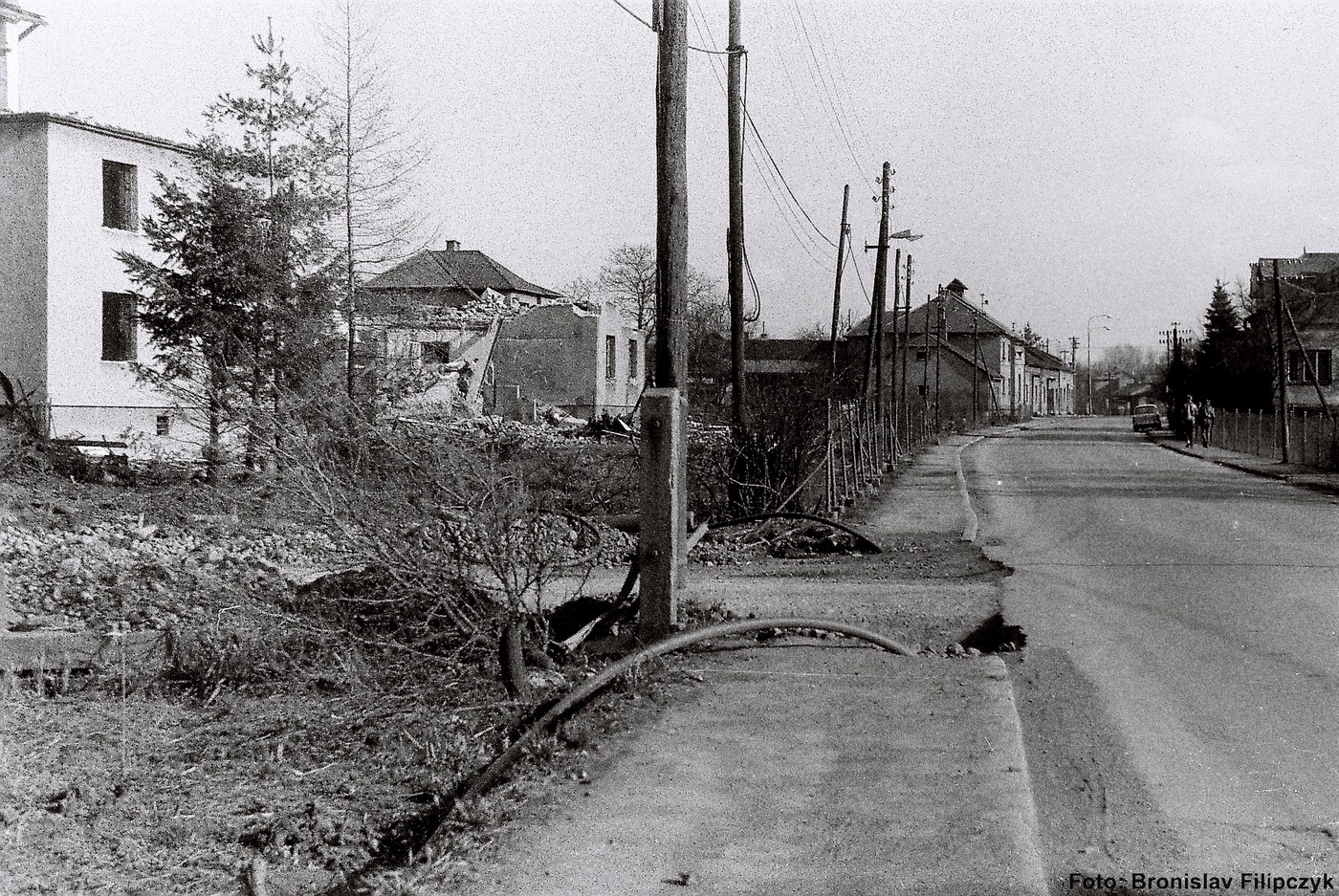 Vlevo pozůstatky domu čp. 11 (poslední obyvatelé: Sliwka J.), vpravo pak trosky domu čp. 10 a za ním střecha domu čp. 9 (se svolením autora fotografie p. Bronislava Filipczyka, ze soukromé sbírky)