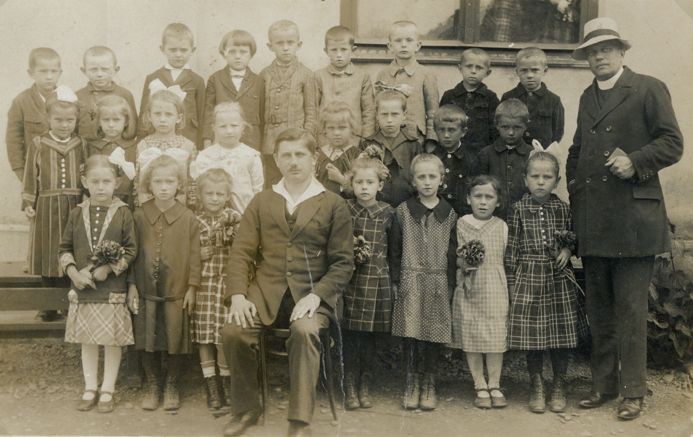 Z nestarších skupinových fotografií žáků polské školy v Loukách...