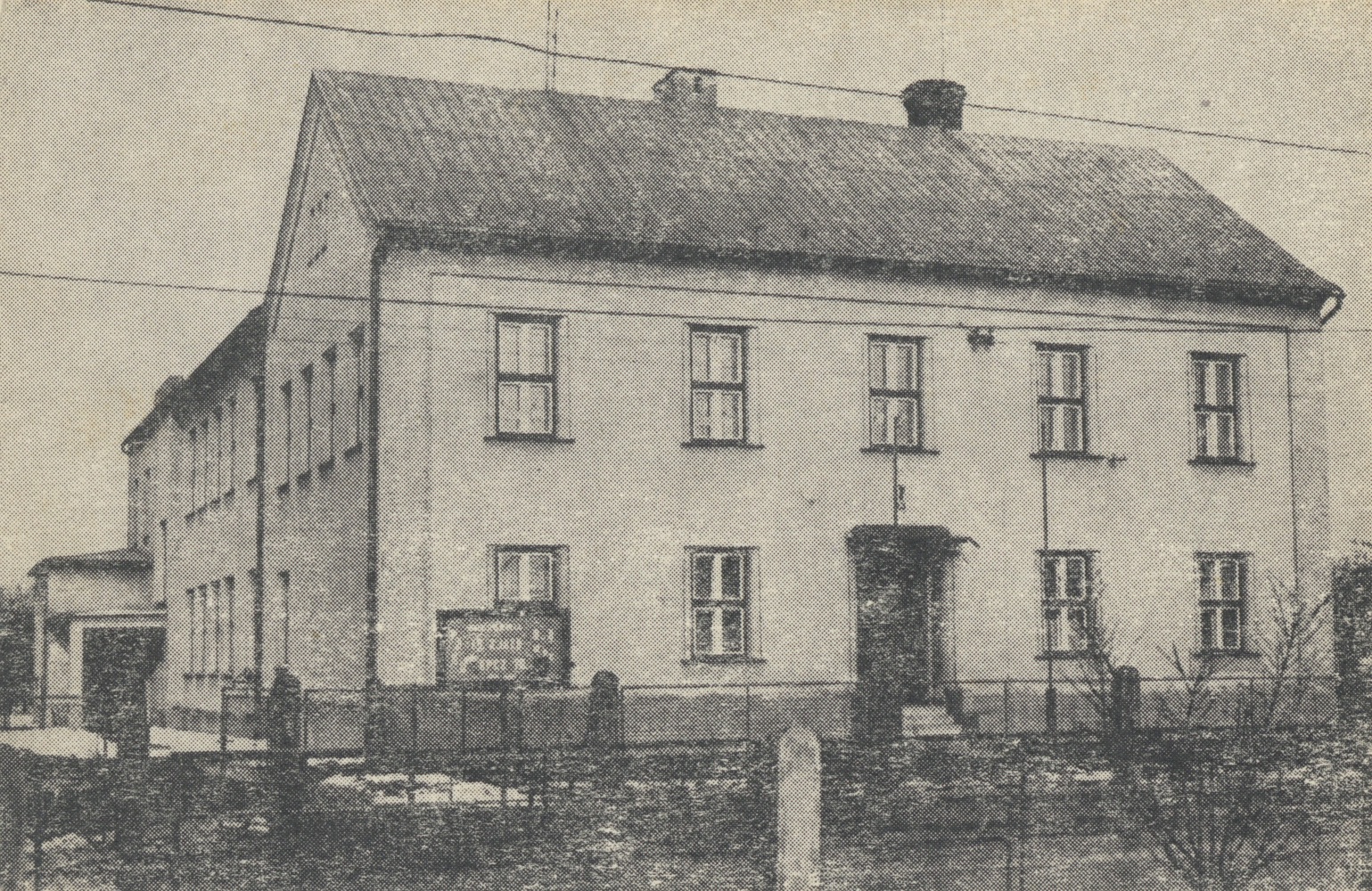 Budova polské školy v Loukách (čp. 110) založené v roce 1876 (S laskavým svolením p. W. Owczarzyho, ze soukromé sbírky)