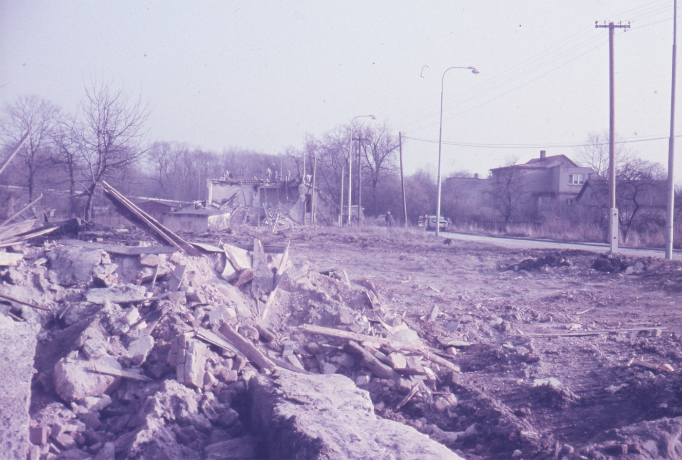 Záběr z demolice domu čp. 112 (se svolením autora fotografie p. Bronislava Filipczyka, ze soukromé sbírky)