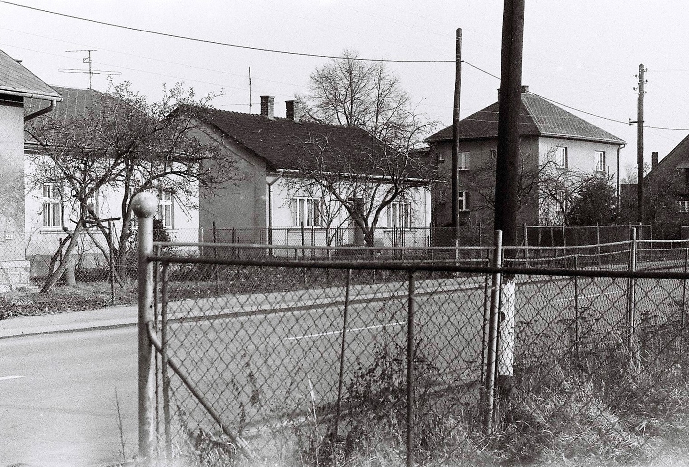 Zleva dům čp. 131 (poslední obyvatelé: Pukovi), dům čp. 12 (poslední obyvatelé: Hanzel R.) a dům čp. 11 a čp. 10 (poslední obyvatelé: Sliwka J., Siuda V.)
