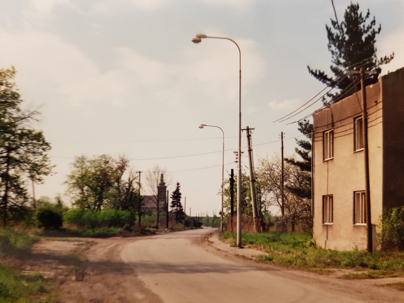 Vpravo dům čp. 125 před demolicí (poslední obyvatelé: Filipczykovi)