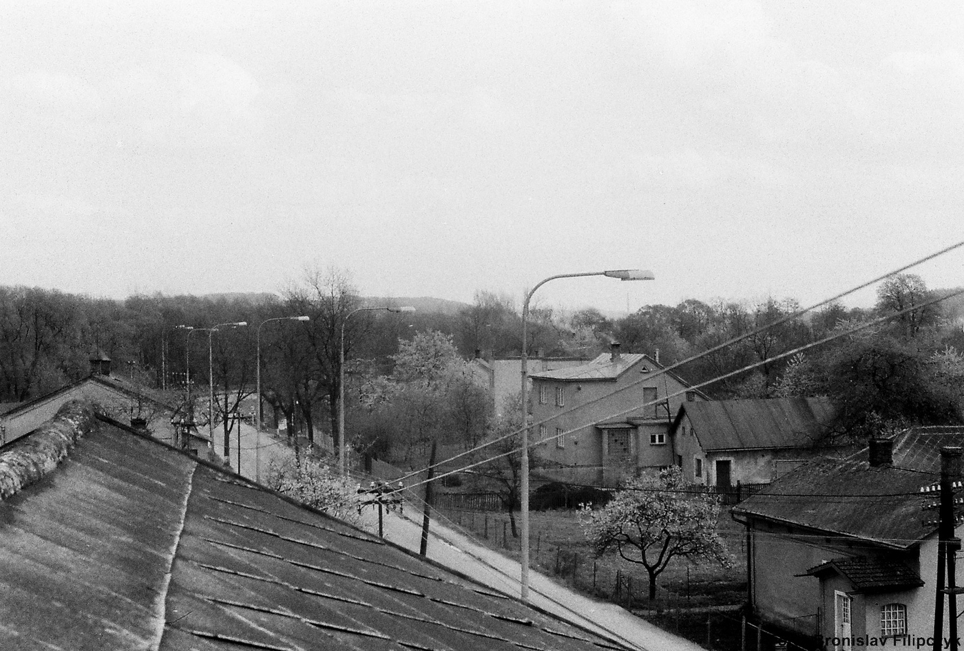 Zprava dům čp. 195, za ním velký dům s přilehlou hospodářskou budovou čp. 52, za ním částečně dům čp. 128 (poslední obyvatelé: Grabowská G., Wloch, Witoszová A.). Vlevo část sřechy kina (čp. 3) a za ní část domu čp. 112 (se svolením autora fotografie p. Bronislava Filipczyka, ze soukromé sbírky)