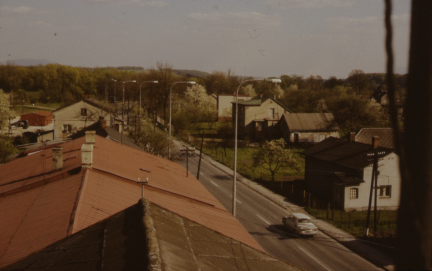 Zprava dům čp. 195, za ním velký dům s přilehlou hospodářskou budovou čp. 52, za ním částečně dům čp. 128 (poslední obyvatelé: Grabowská G., Wloch, Witoszová A.). Vlevo červená sřecha kina (čp. 3), za ní střecha domu čp. 2 a za ní část domu čp. 112 (se svolením autora fotografie p. Bronislava Filipczyka, ze soukromé sbírky)