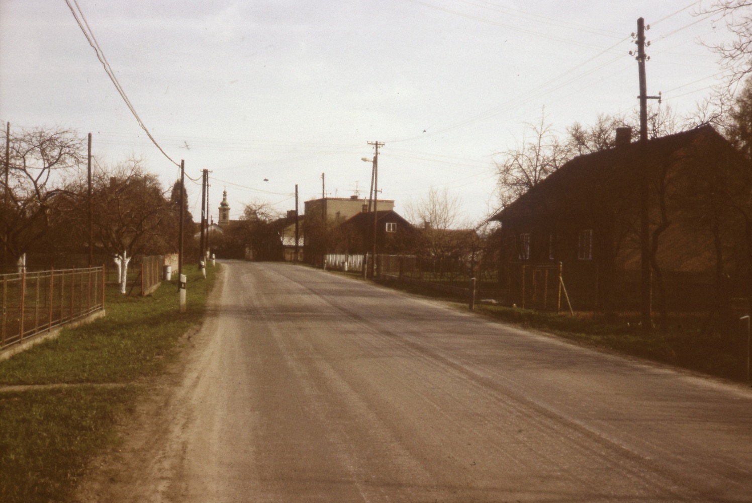 Vpravo dům čp. 13 (poslední obyvatelé: Kajstura F.), za ním pak dům čp. 169 a čp. 585 (se svolením autora fotografie p. Bronislava Filipczyka, ze soukromé sbírky)