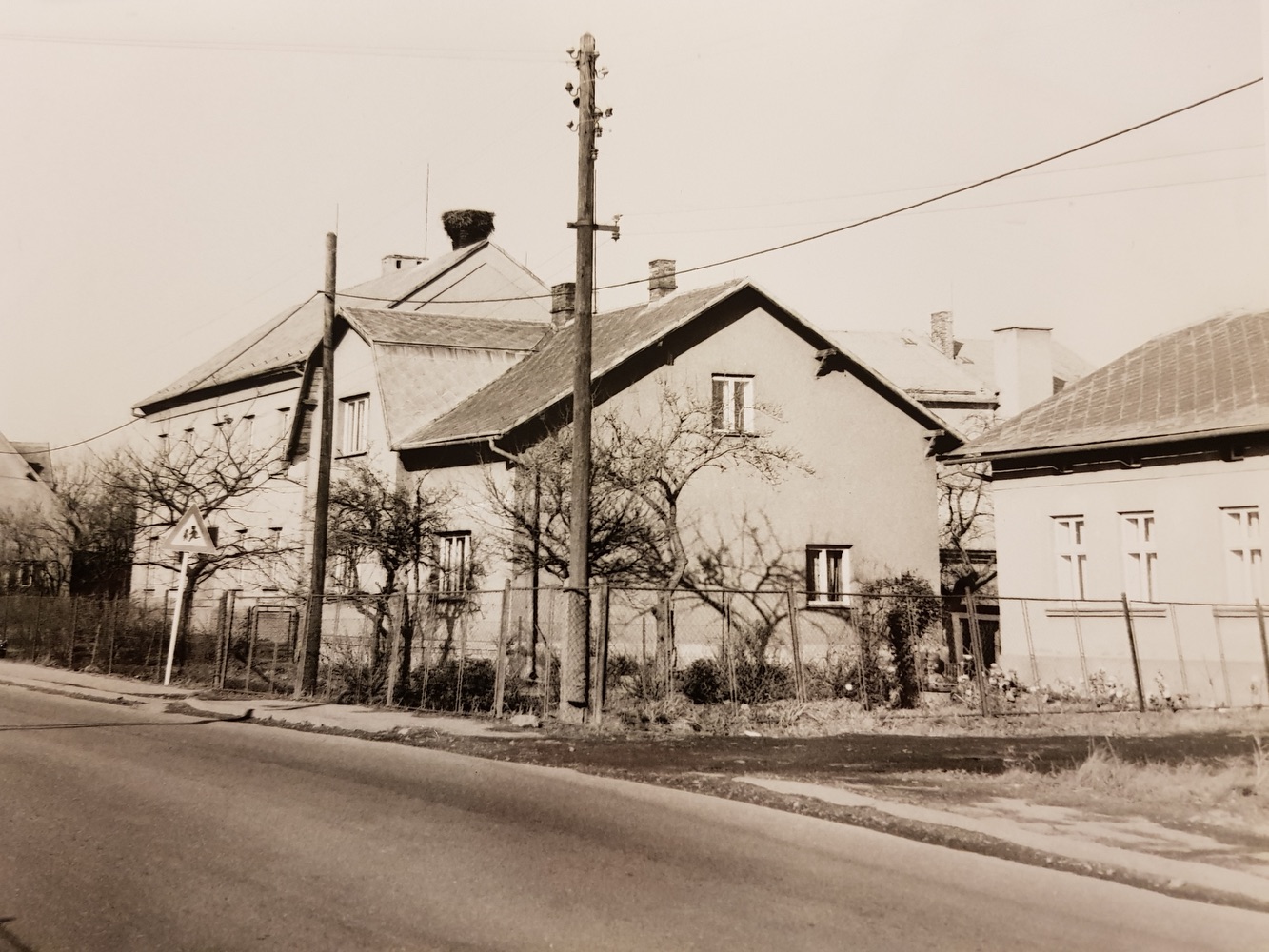 Zprava část domu čp. 131 (poslední obyvatelé: Pukovi), dům čp. 220 a budova Polské školy (čp. 110)