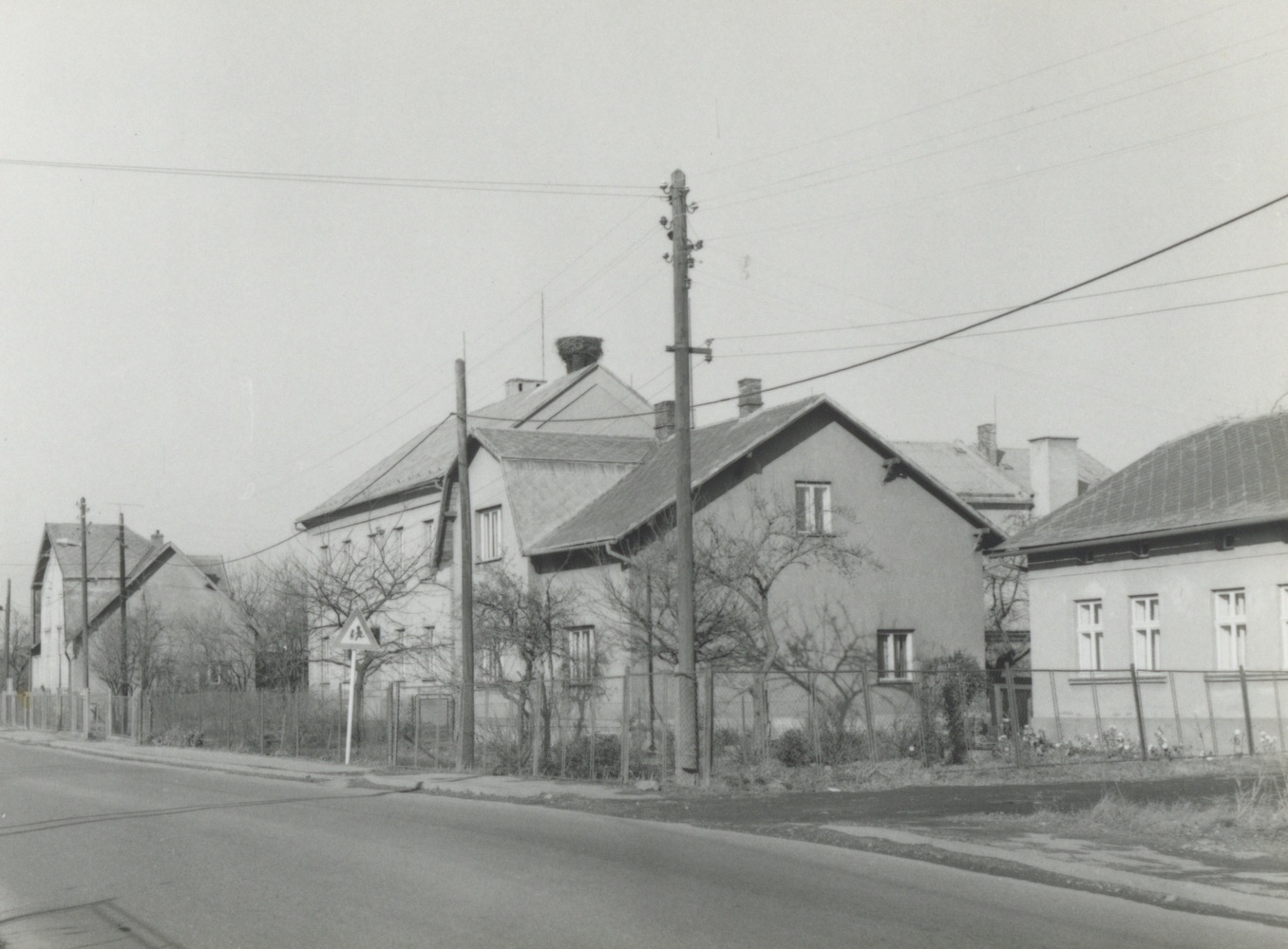 Zprava dům čp. 131, následuje dům čp. 220, budova Polské školy čp. 110 a dům čp. 179 (s laskavým svolením p. W. Owczarzyho, ze soukromé sbírky)