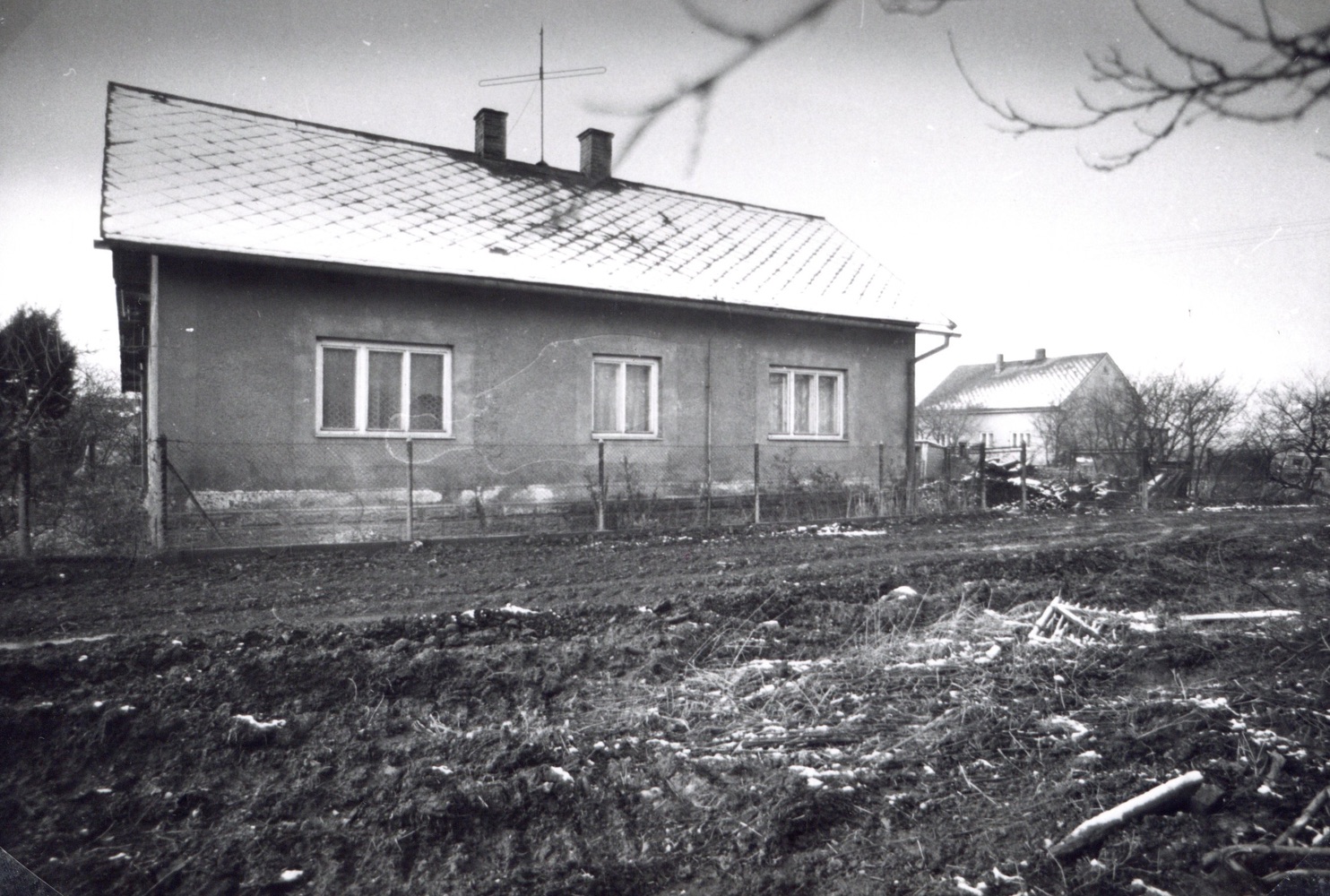 V popředí dům čp. 132 (poslední obyvatelé: Sochor A.), za ním dům čp. 101 (poslední obyvatelé: Fober L.)