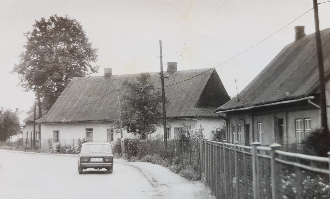 Zcela vpravo dům čp. 140, v pozadí snímku dům čp. 19