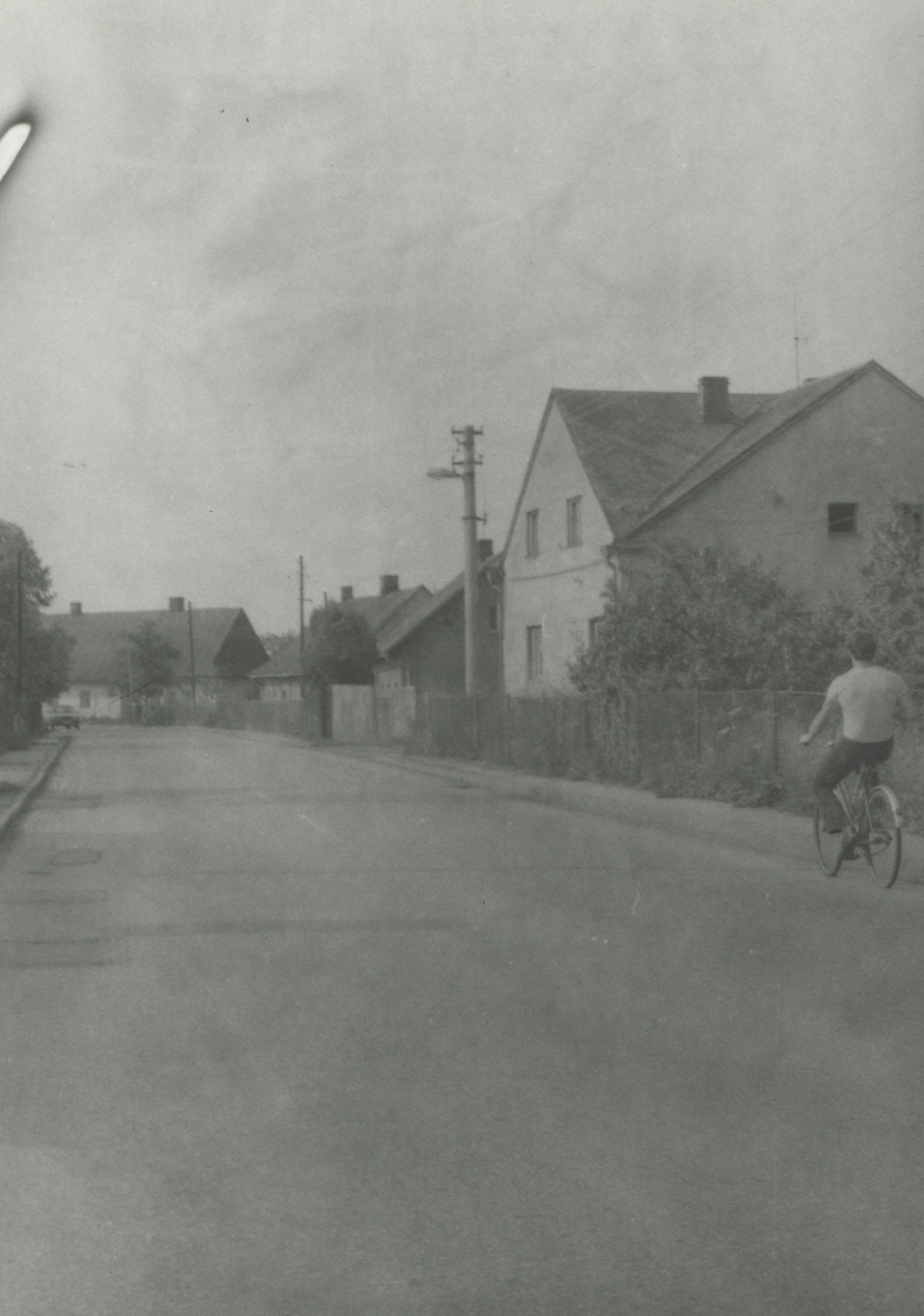 Vpravo dům čp. 141 (poslední obyvatelé: Pieczonka J.). Se svolením p. Vladislava O., ze soukromé sbírky.