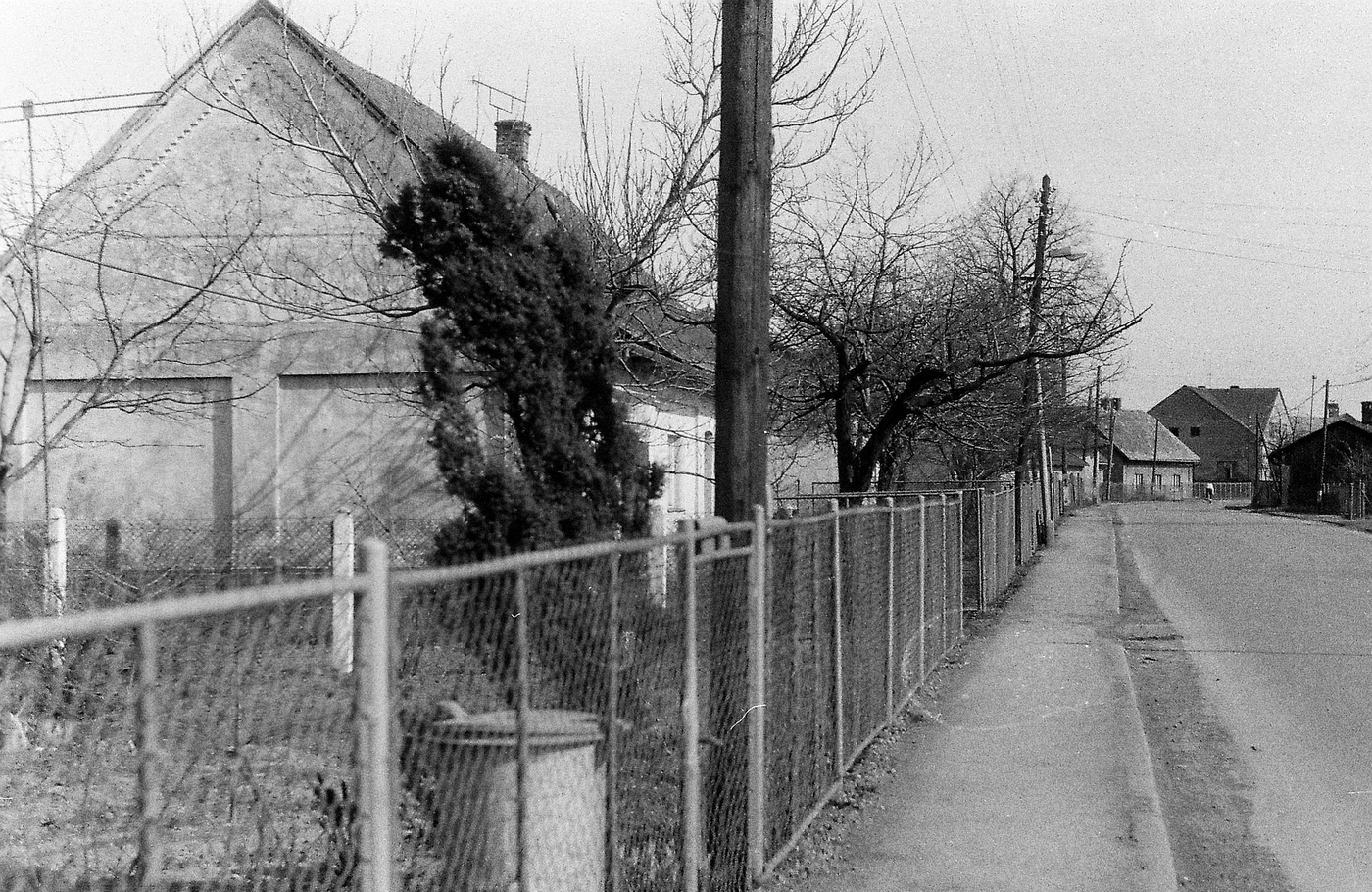 Velký dům v zatáčce: čp. 141 (poslední obyvatelé: Pieczonka J.), před ním pak dům čp. 142 (poslední obyvatelé: Kokotkovi, Mokroszová A.)