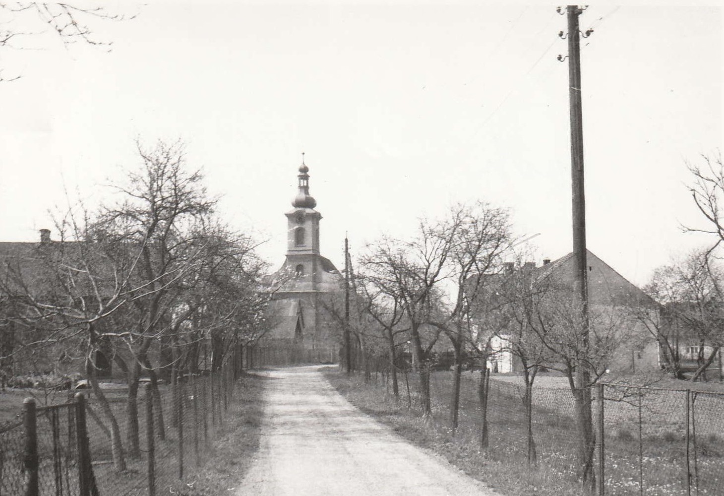 Vlevo dům čp. 15, vpravo dům čp. 16, uprostřed kostel sv. Barbory (S laskavým svolením p. Kateřiny Dědičové, ze soukromé sbírky)