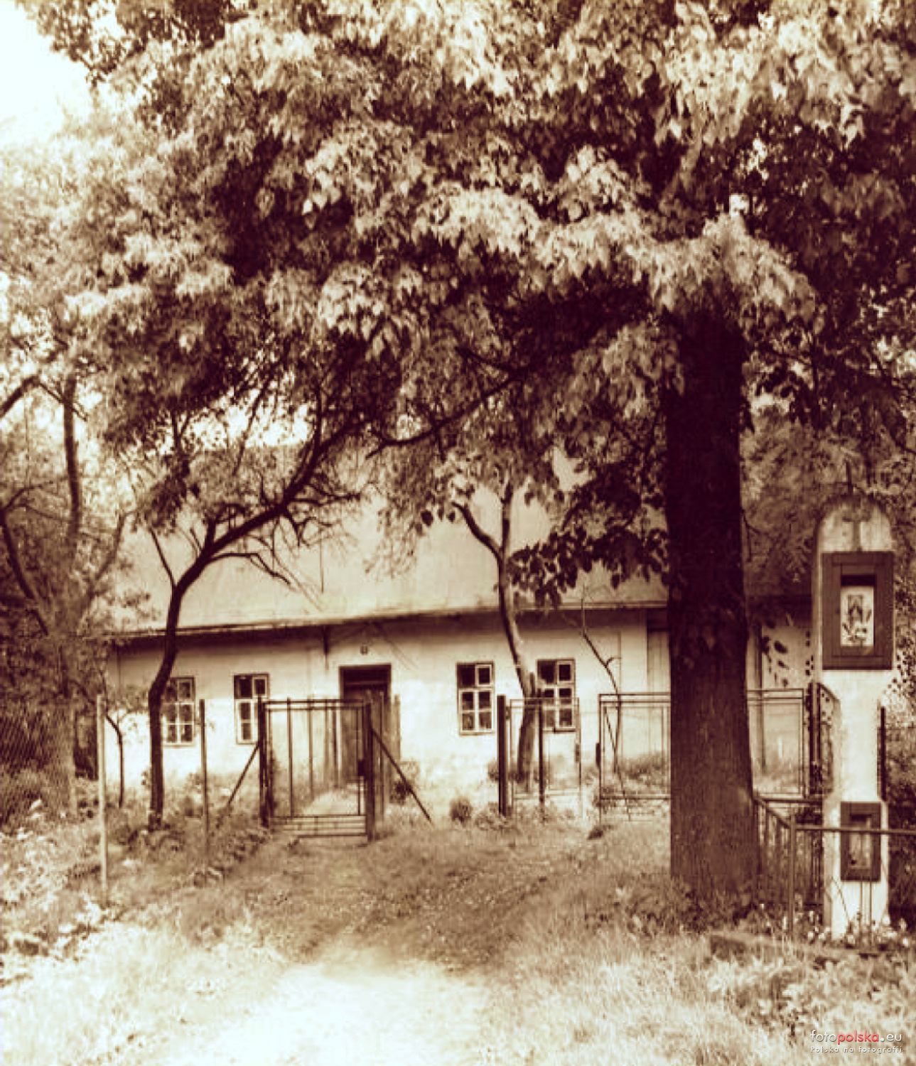 Dům čp. 150 (poslední obyvatelé: Motyka, R.), vpravo Boží muka. (Zdroj: fotopolska.eu = klik na obrázek)
