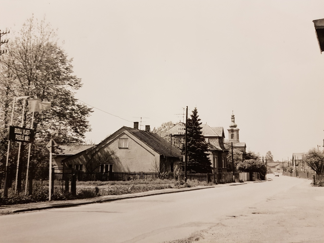 Zleva dům čp. 152 (poslední obyvatelé: Raszykovi, Krupka), za ním dům čp. 428 a věž kostela sv. Barbory