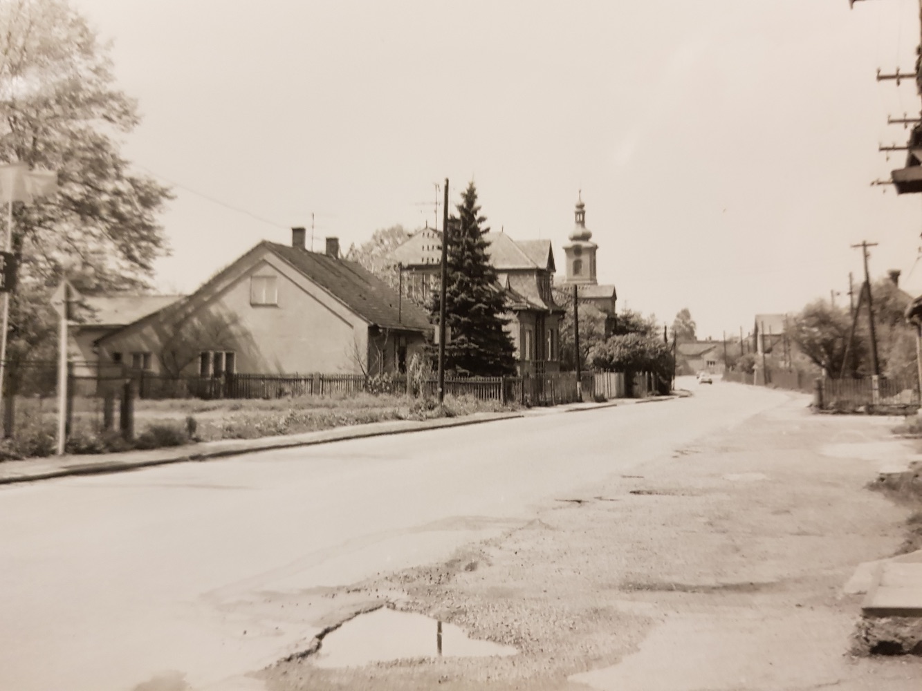 Zleva dům čp. 152 (poslední obyvatelé: Raszykovi, Krupka), za ním dům čp. 428 a věž kostela sv. Barbory