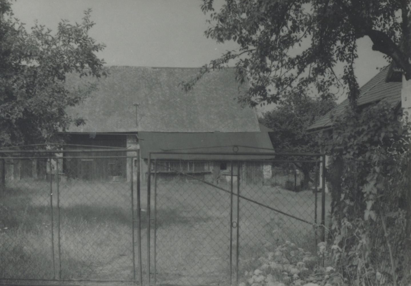Hospodářská část dvoru u domu čp. 16 na snímku z roku 1986 (poslední obyvatelé: Siuda E., Chlebik Č.)