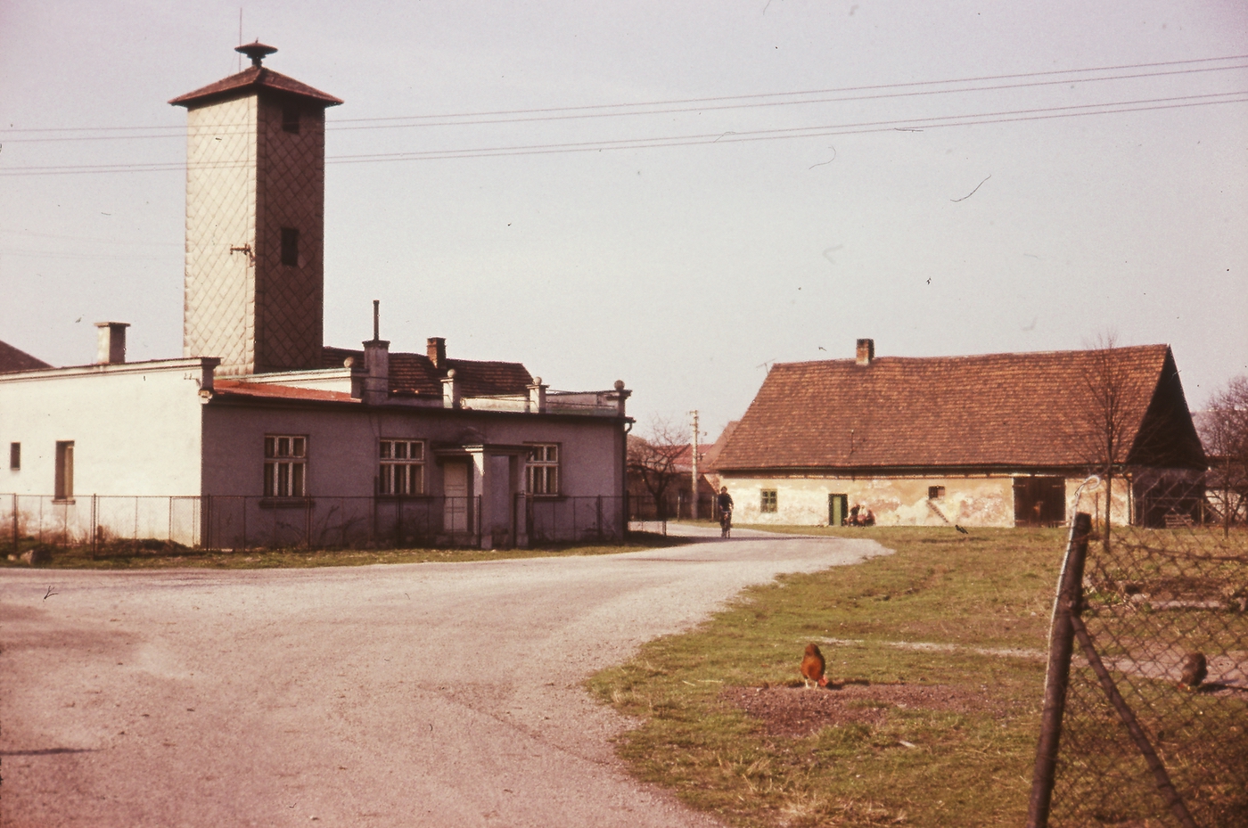 Hasičská zbrojnice v Loukách nad Olší, v pozadí dům čp. 183 (s laskavým svolením autora fotografie p. Bronislava Filipczyka, ze soukromé sbírky)
