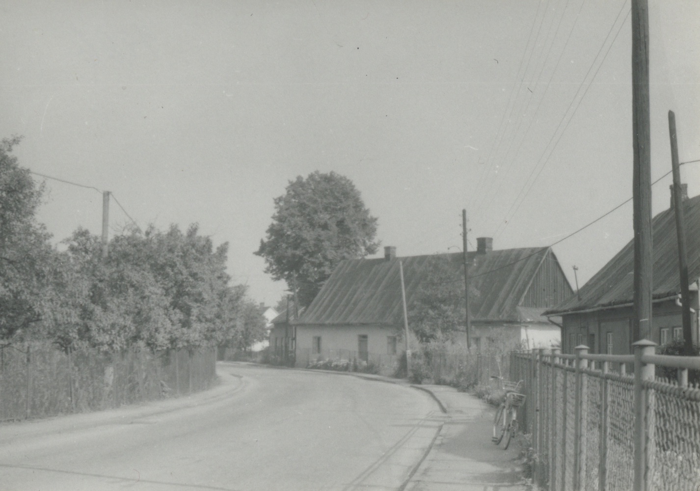 Uprostřed dům čp. 19, vpravo část domu čp. 140 na snímku z roku 1986 (s laskavým svolením p. W. Owczarzyho, ze soukromé sbírky)