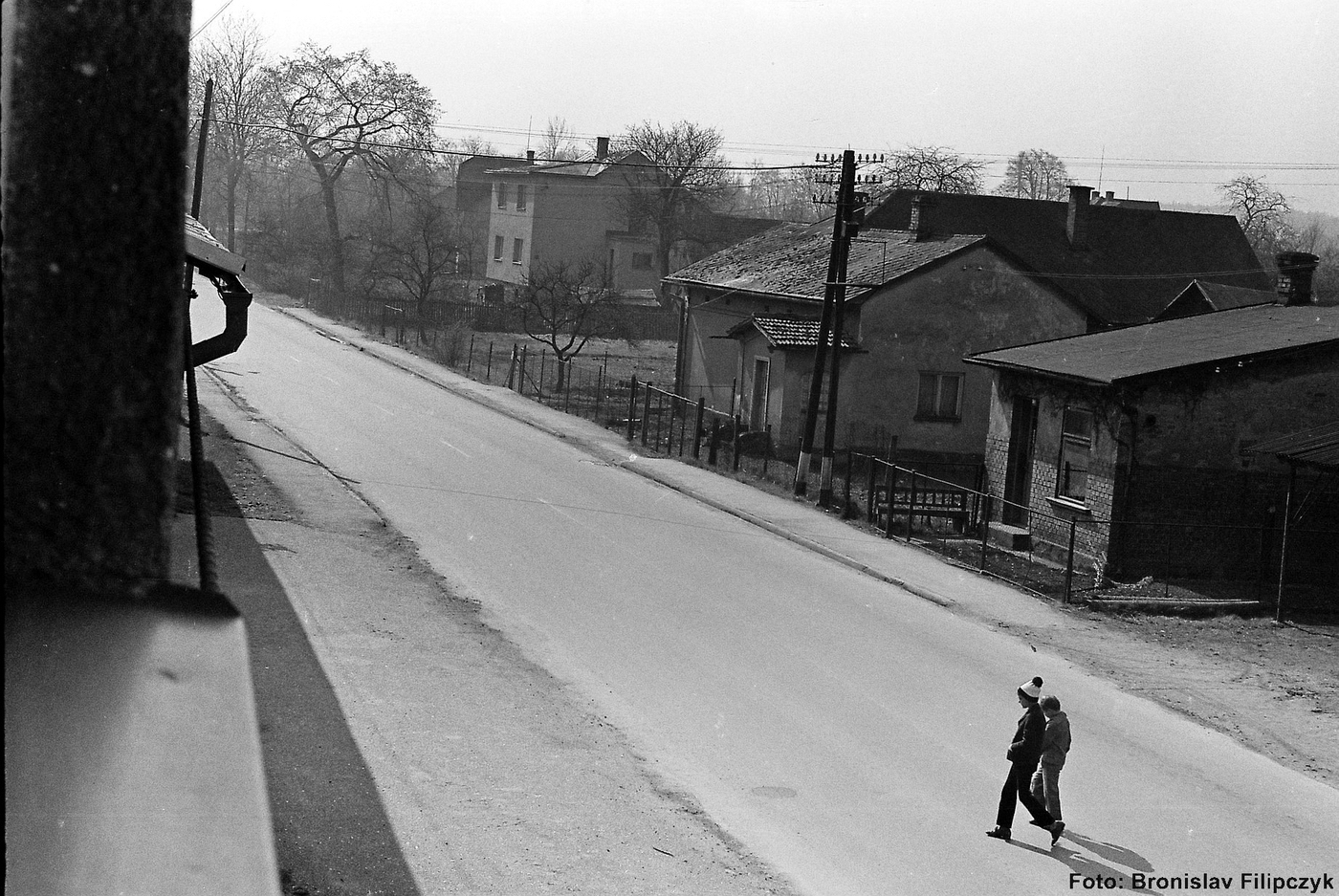 Zprava dům čp. 341, dále dům čp. 195 (poslední obyvatelé: Siuda E.) a za ním velký, světlý dům čp. 52. Se svolením autora fotografie p. Bronislava Filipczyka, ze soukromé sbírky