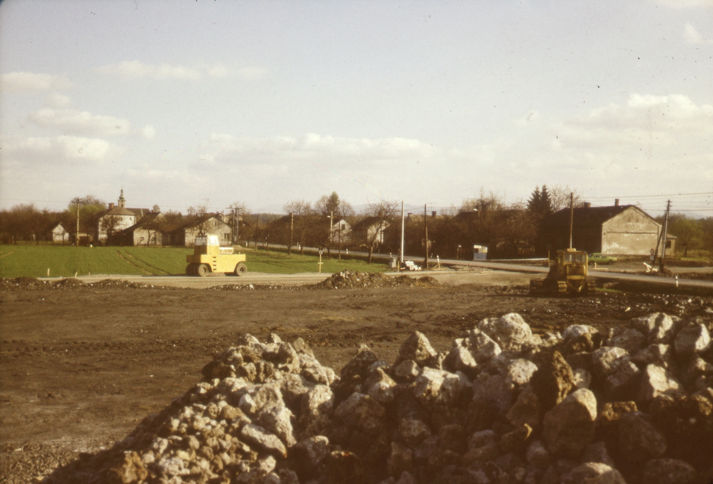 Vpravo, u autobusové zastávky, dům čp. 196, poslední obyvatelé: Čopian Š., Bury J. (se svolením autora fotografie p. Bronislava Filipczyka, ze soukromé sbírky)