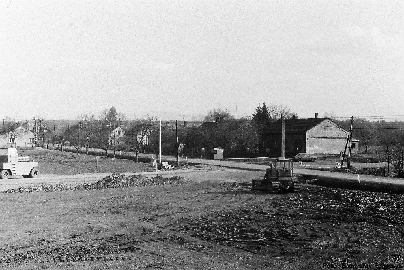 Vpravo, u autobusové zastávky, dům čp. 196, poslední obyvatelé: Čopian Š., Bury J. (se svolením autora fotografie p. Bronislava Filipczyka, ze soukromé sbírky)