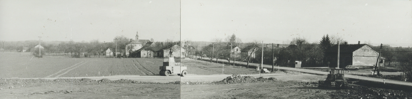 Panoramatický snímek s domem čp. 196 úplně vpravo (za autobusovou zastávkou), poslední obyvatelé: Čopian Š., Bury J. (se svolením autora fotografie p. Bronislava Filipczyka, ze soukromé sbírky)
