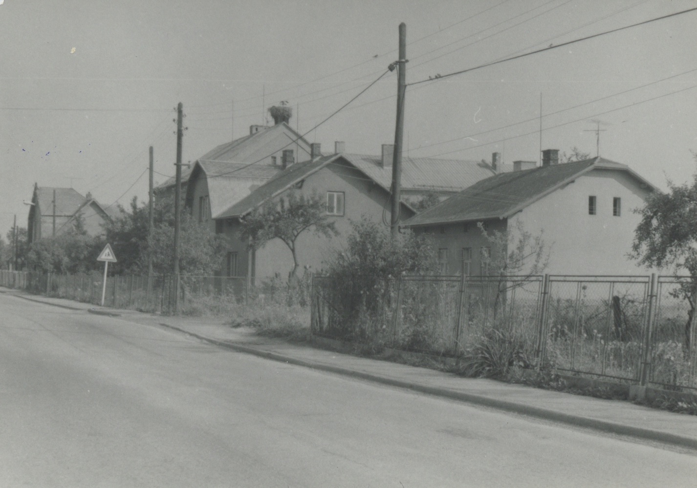 Zprava dům čp. 131 (poslední obyvatelé: Pukovi), následuje dům čp. 220 a budova Polské školy, čp. 110 (s laskavým svolením p. W. Owczarzyho, ze soukromé sbírky, rok 1986)