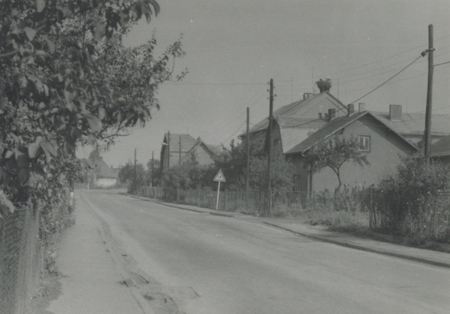 Vpravo dům čp. 220, za ním budova Polské školy (čp. 110) a dům čp. 179 (s laskavým svolením p. W. Owczarzyho, ze soukromé sbírky, rok 1986)