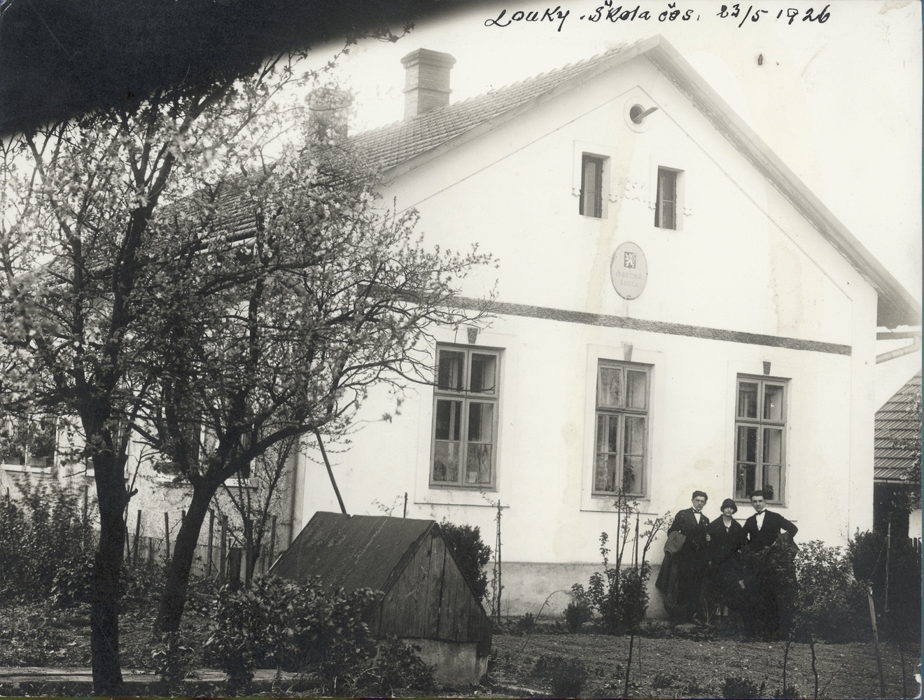 Dům čp. 23. V pronajaté místnosti této budovy (majitelem byl polský učitel p. Josef Pazdiora) zahájila dne 3. 11. 1921 činnost první česká škola v Loukách.