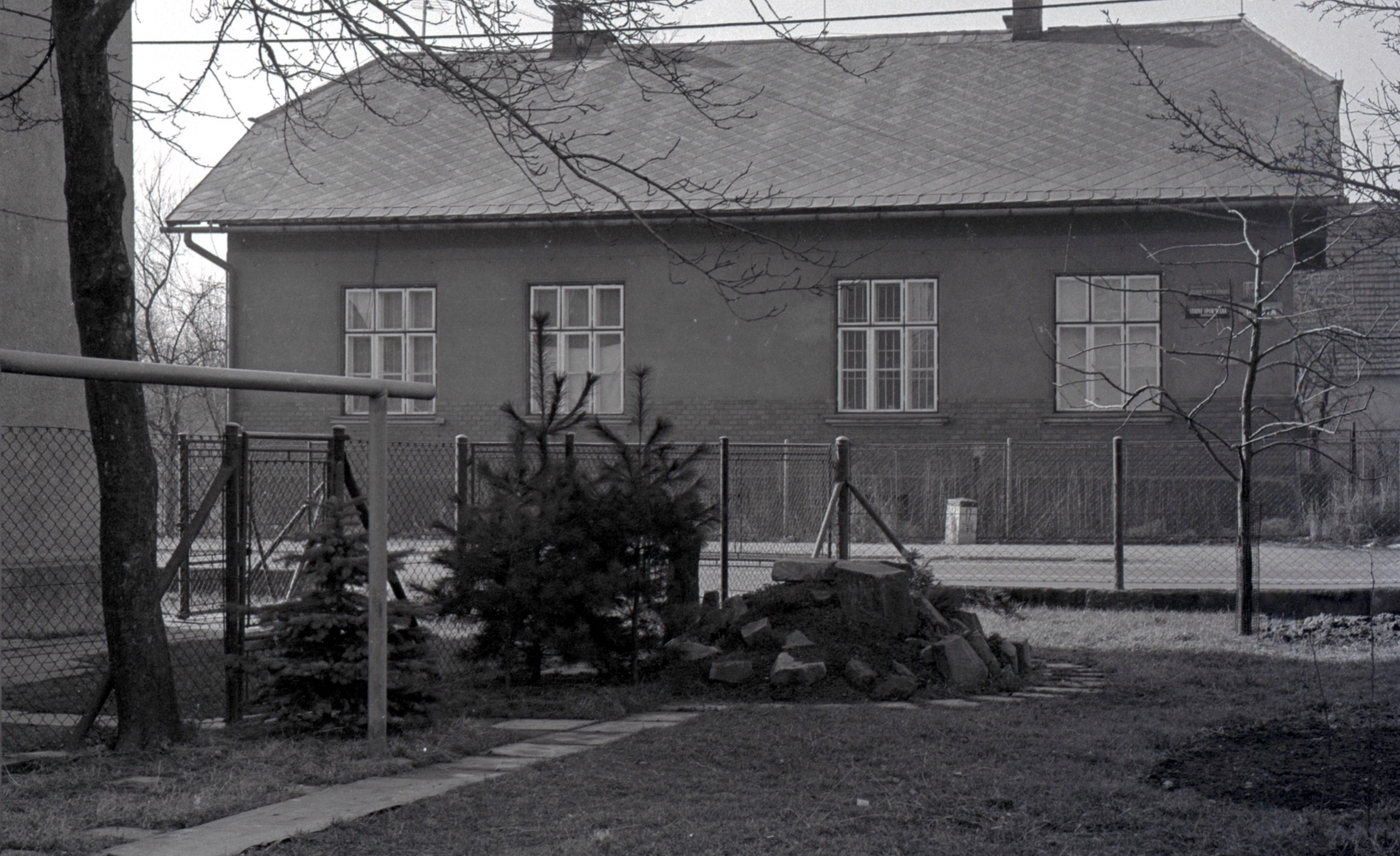 Dům čp. 237: Pošta a služebna Veřejné bezpečnosti v Loukách (dříve zde sídlila četnická stanice). Poslední obyvatelé: Wanecká, Šotkovský. (s laskavým svolením autora fotografie p. Bronislava Filipczyka, ze soukromé sbírky)